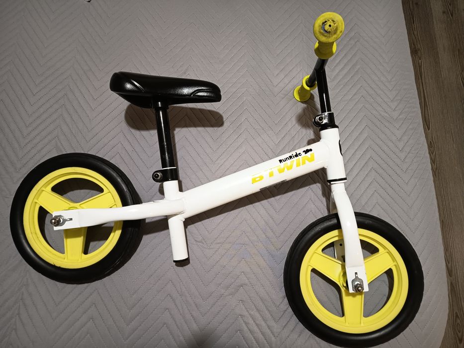 Bicicleta sem pedais de criança