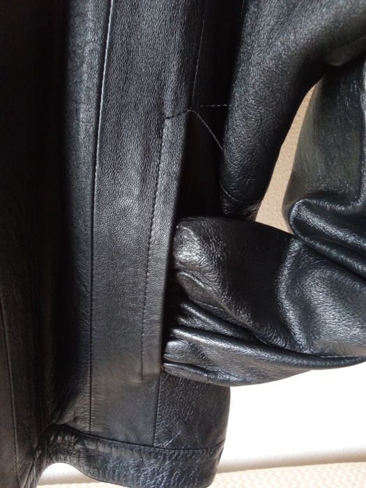 Blusão para homem ou mulher em pele genuína cor preta