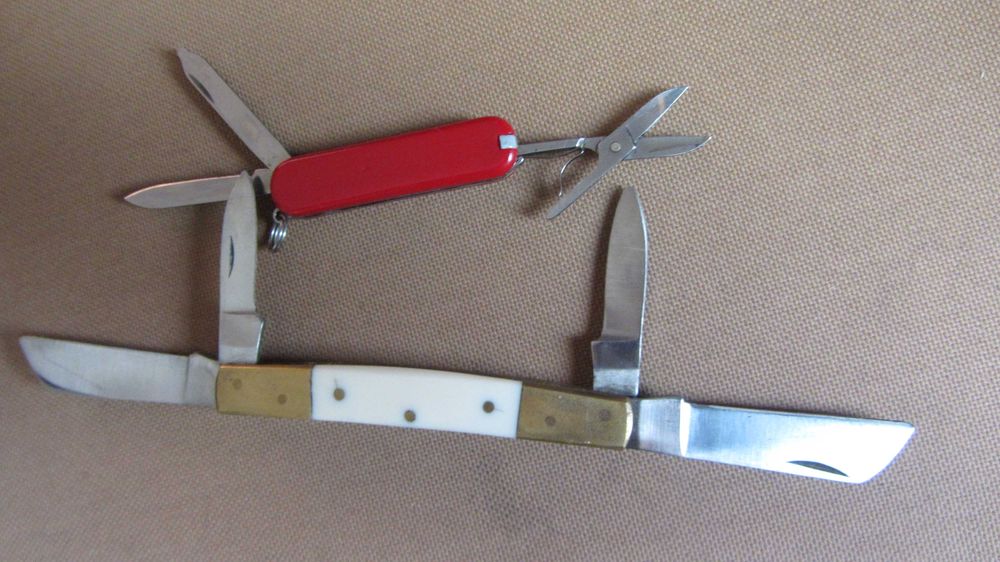 Одним лотом Victorinox Classic SD та HDC Pakistan. Б/у.