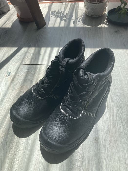 Sapatos de trabalho tamanho 44