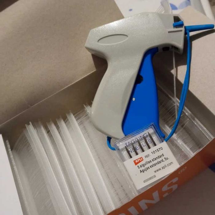 Pistola com tags e agulhas