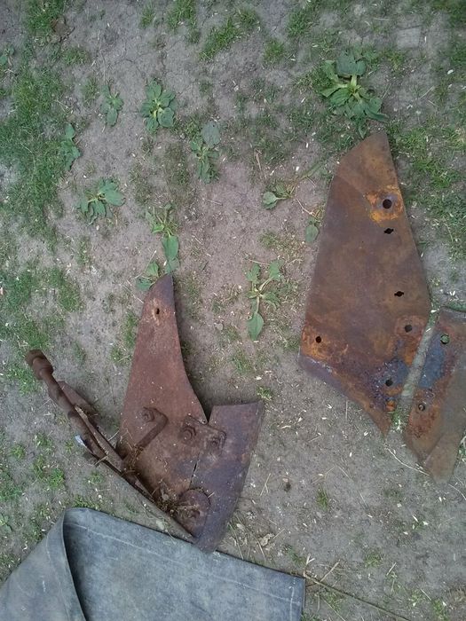 Продам два плуги і полицю запасну із леміхом.