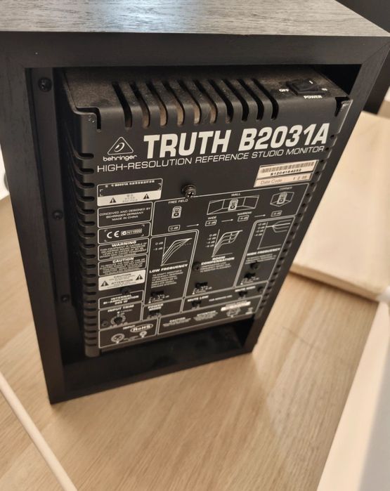 Behringer Truth
B2031A,