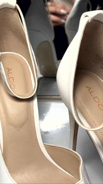 Saltos brancos estilo escarpin da aldo