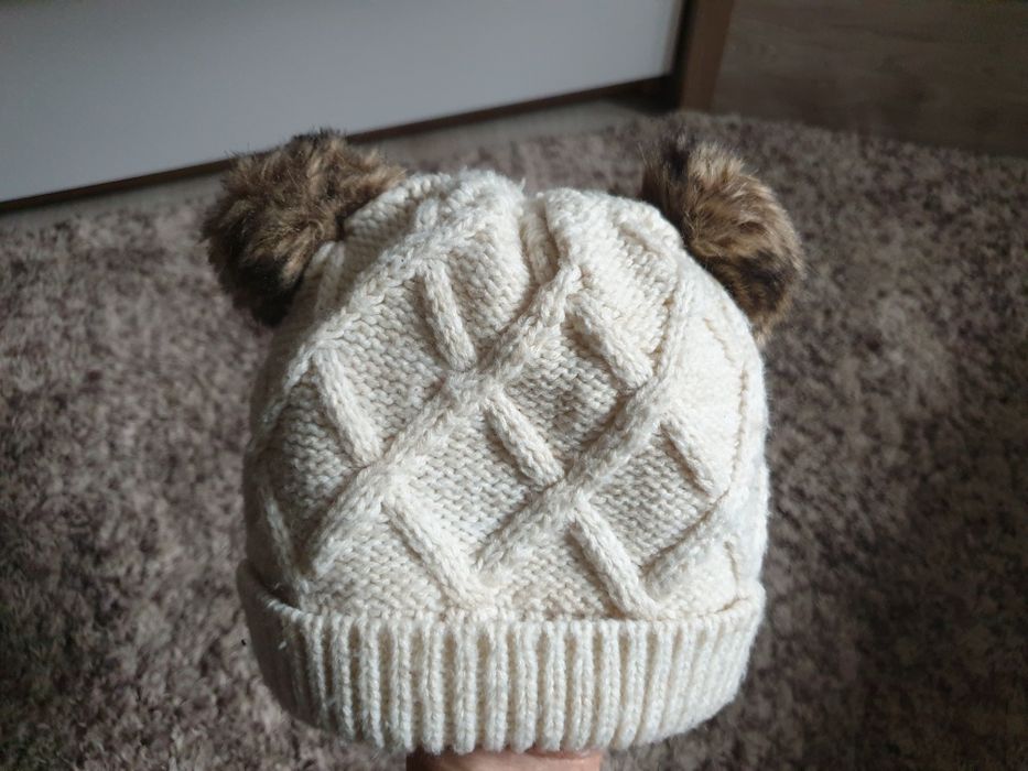 Kremowa czapka z pomponami , zimowa, ocieplana 6-12 miesiecy