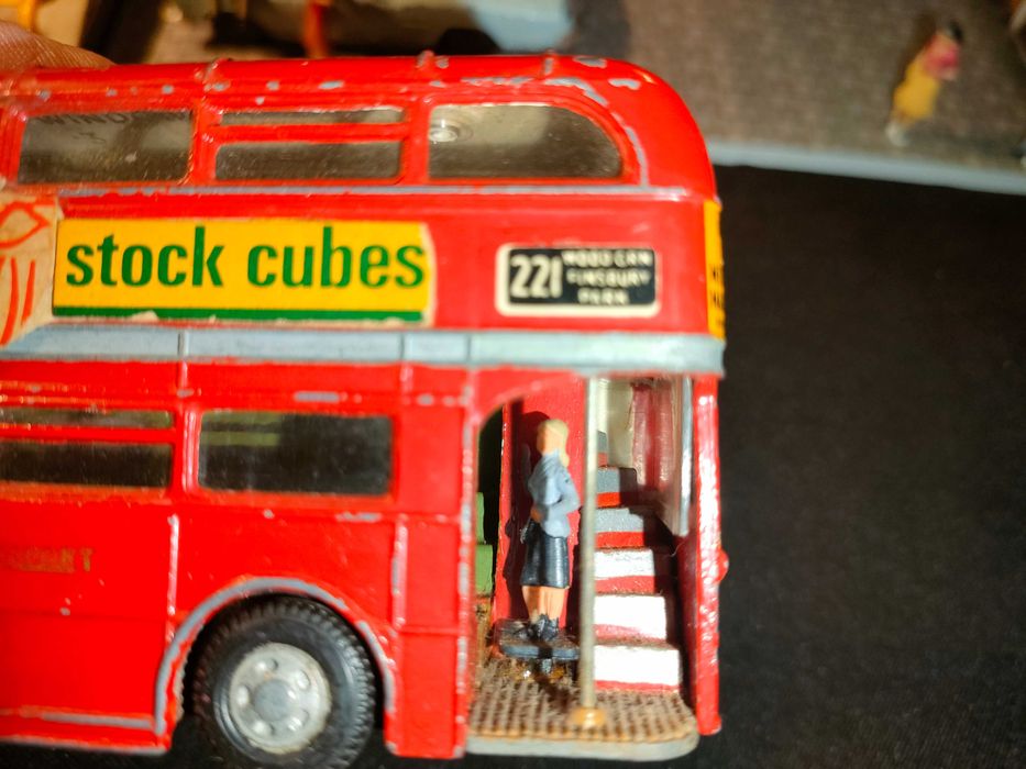 Autocarros Dinkys e Corgi