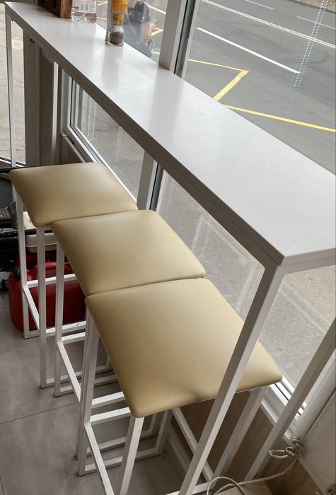 Барна стійка и барні стільці металеві для кафе