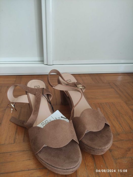 Sandálias novas 37