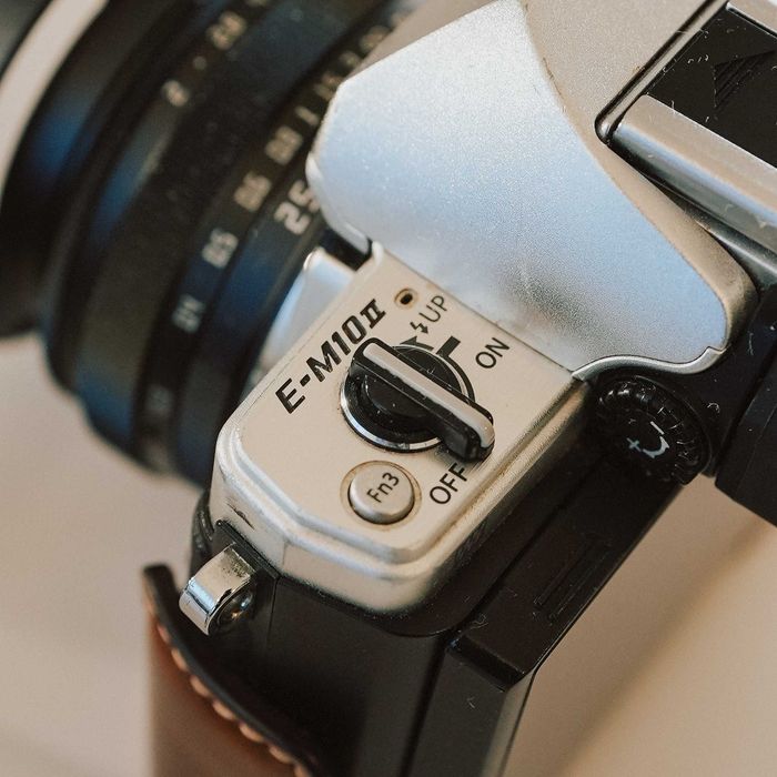 Câmera Olympus OM-D E-M10 Mark II com objetiva 25mm f2