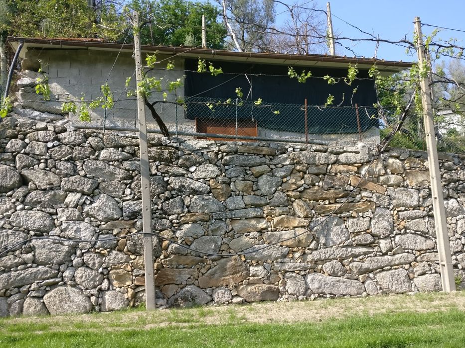 Casa, campos, tanque e anexo