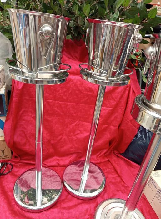 Wiaderko na lód do chodzenia szampana na podstawie