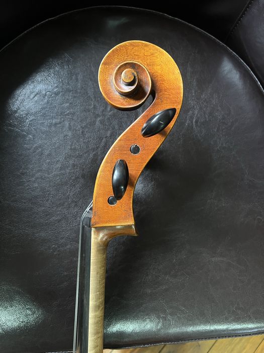 Violoncelo construido à mão.