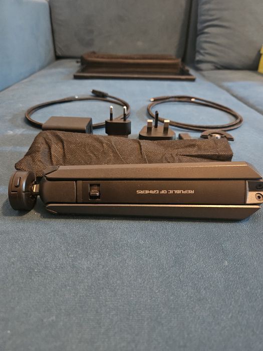 Portable gaming monitor ASUS ROG Strix XG16AHP with accessories