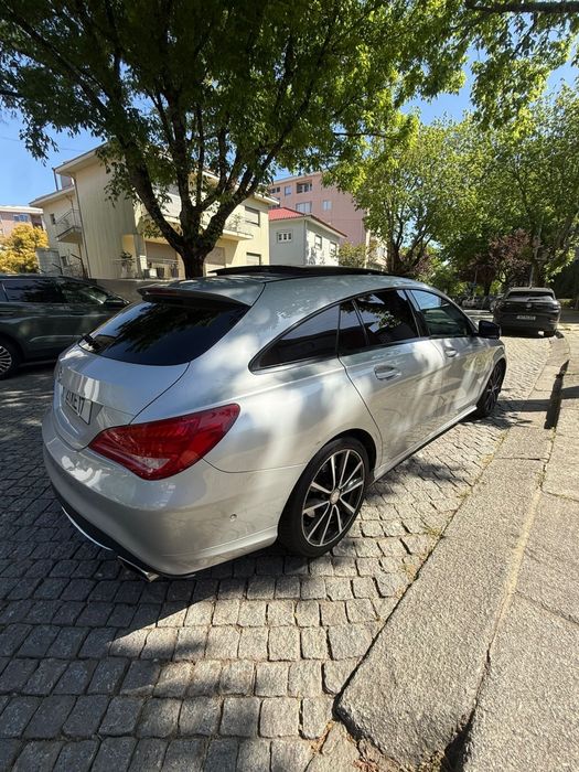 Mercedes CLA 180d Shooting Brake com teto panorâmico