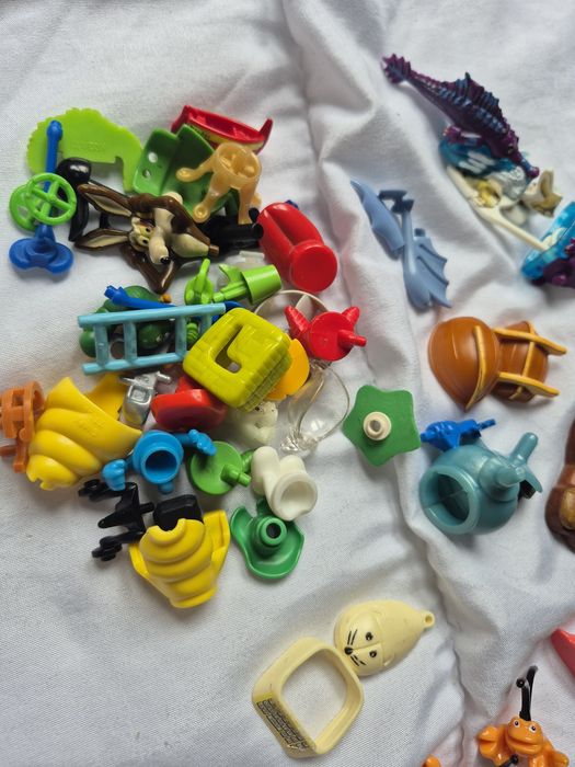 Stare zabawki z lat 90 kinder niespodzianka