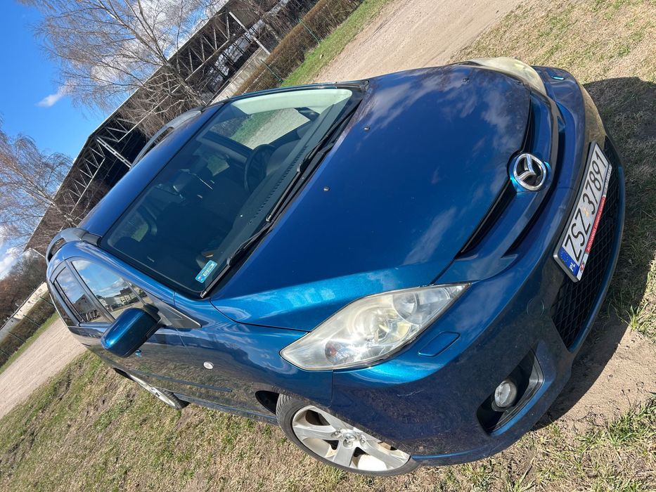 Samochód osobowy Mazda 5.