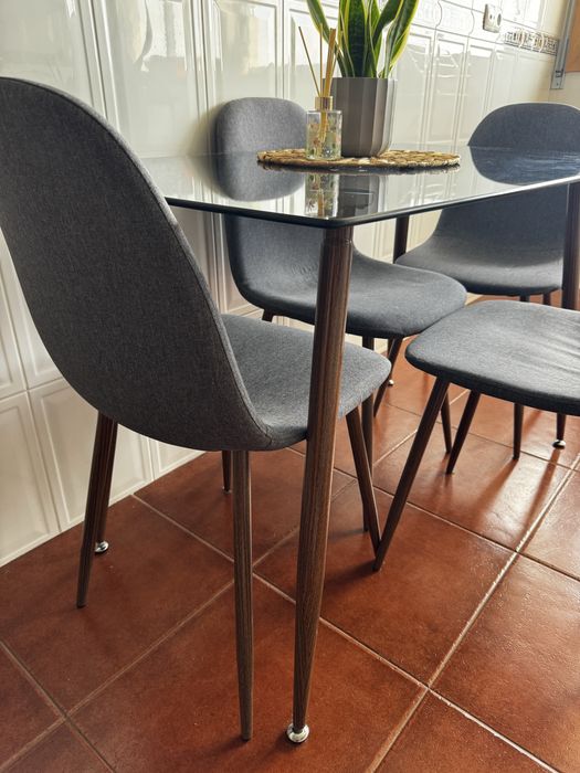 Mesa em vidro temperado + cadeiras