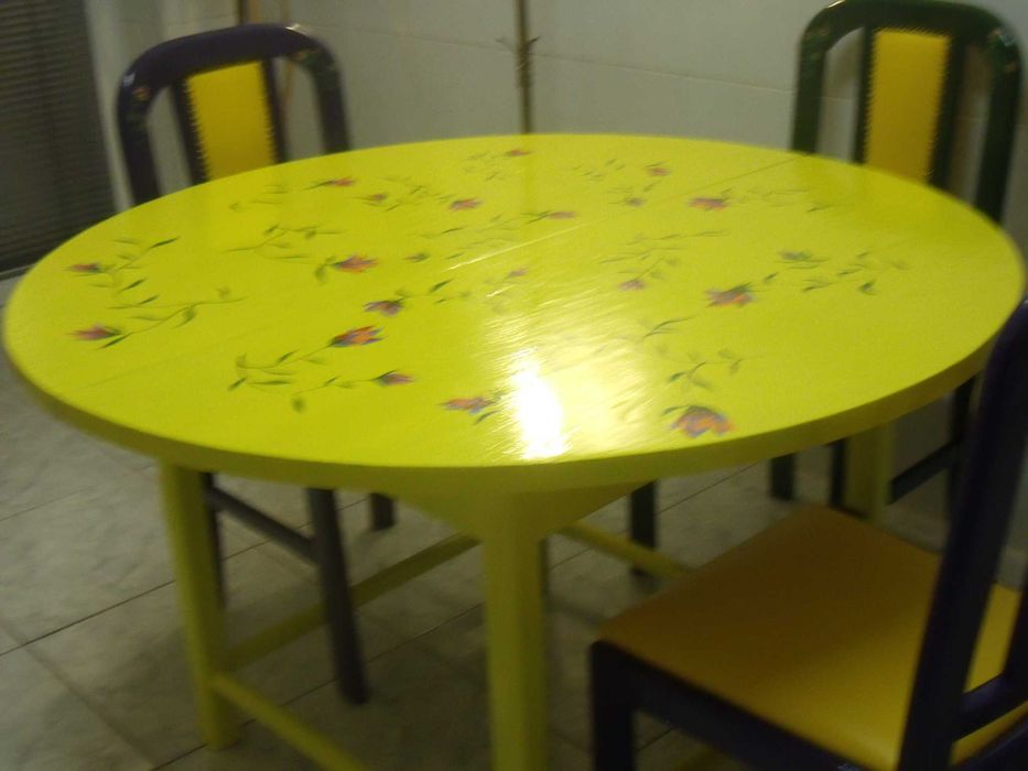 Mesa em madeira extensível, pintada à mão