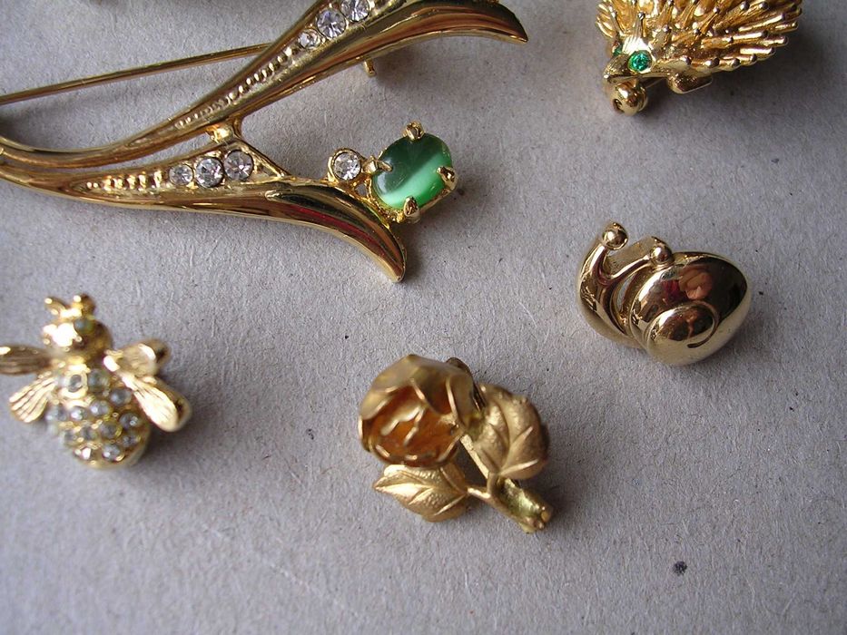 Stare ladne broszki z kamieniami.