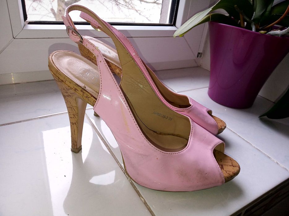 różowe czółenka na obcasie