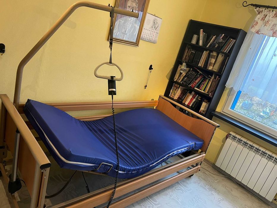 Łóżko rehabilitacyjne elektrycznie regulowane.
