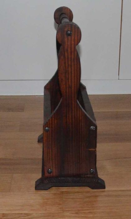 Suporte para 3 Garrafas de Vinho, em madeira maciça de boa qualidade
