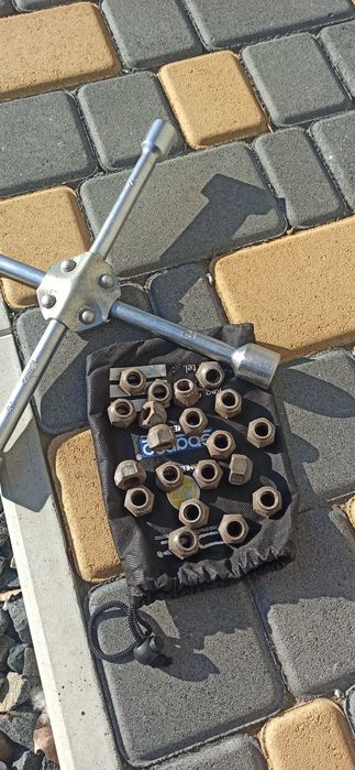 Колісні гайки Ніссан ліф