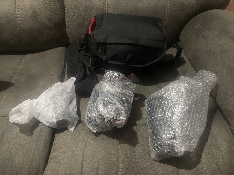 Câmara Canon EOS 2000D + Objetiva EF-S 18-55mm IS II + Mochila