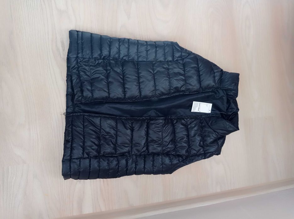 Чорна стьогана жилетка