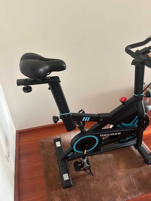 Bicicleta estática nova por 189 eur (custa 274), com voltante de 15 kg - rating 4.8 na Amazon