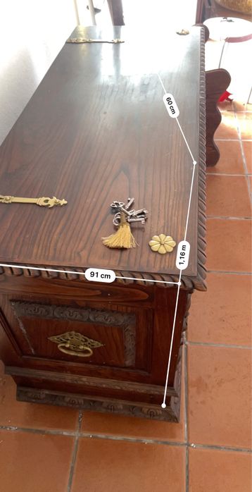 Arca antiga com chave