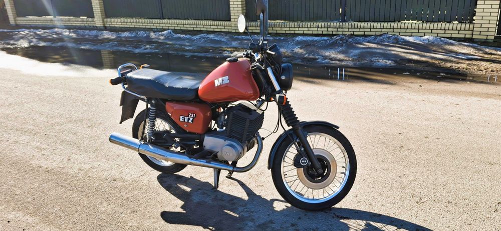 MZ ETZ 251  grała w filmie " Zenek"