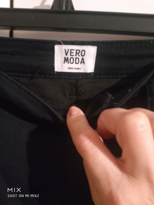 Czarne spodnie damskie. Vero moda.