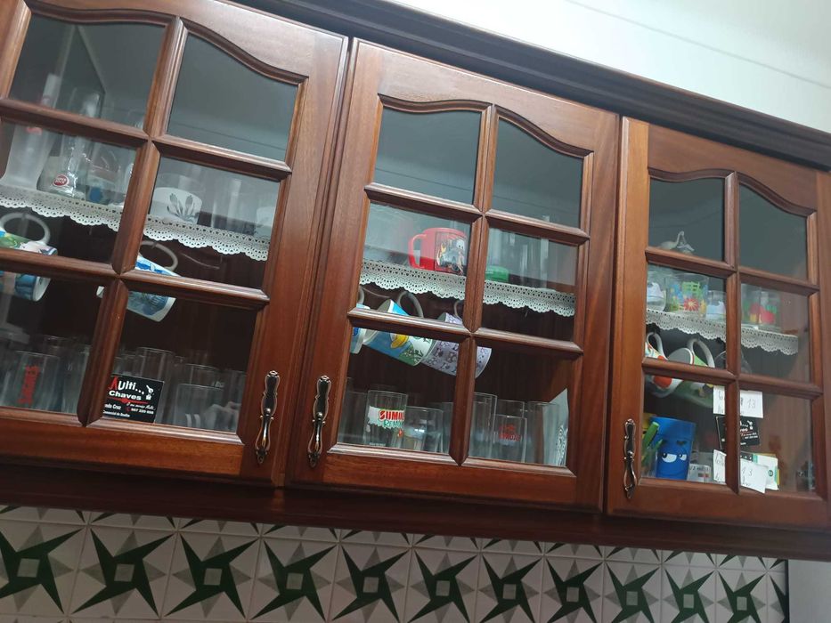 Armário de cozinha em madeira com portas envidraçadas