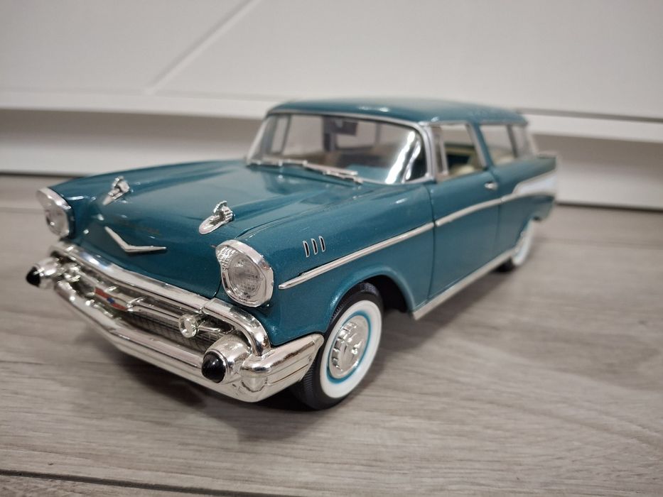 Album i samochód kolekcjonerski Chevrolet Nomad Road Legends 1:18