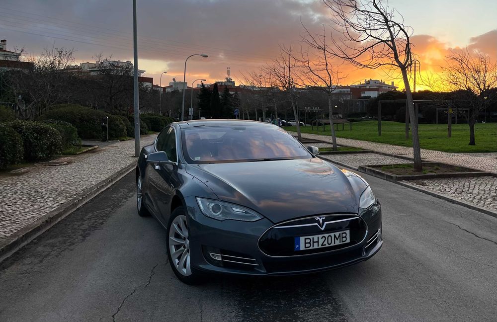 Tesla Model S 85 com motor e baterias já substituídas