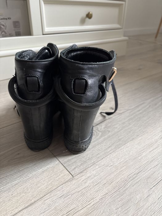 Buty na koturnie skorzane