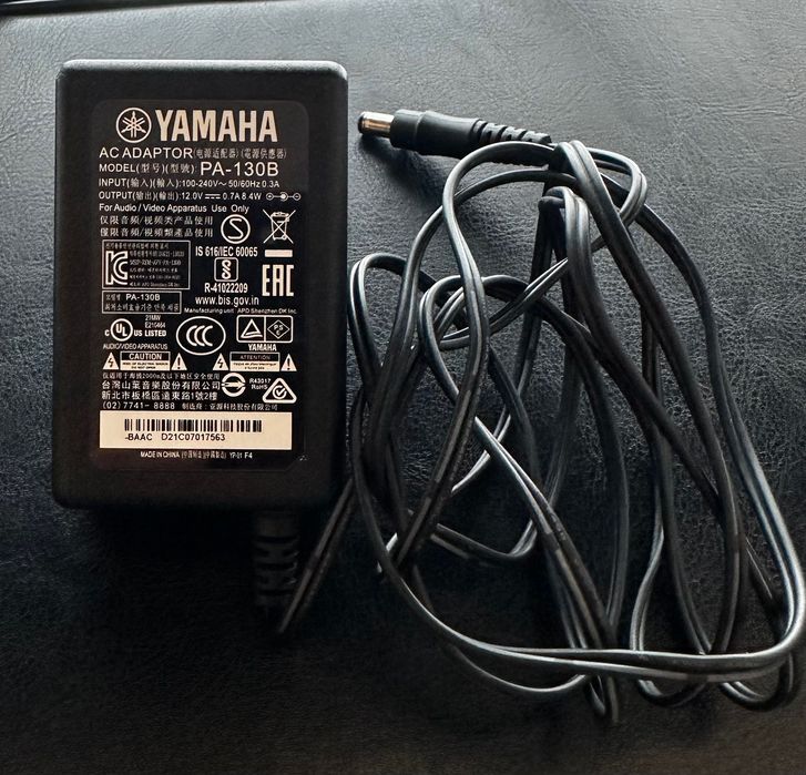 Teclado Yamaha PSR-E373 + Suporte + Banco Acolchoado Boston