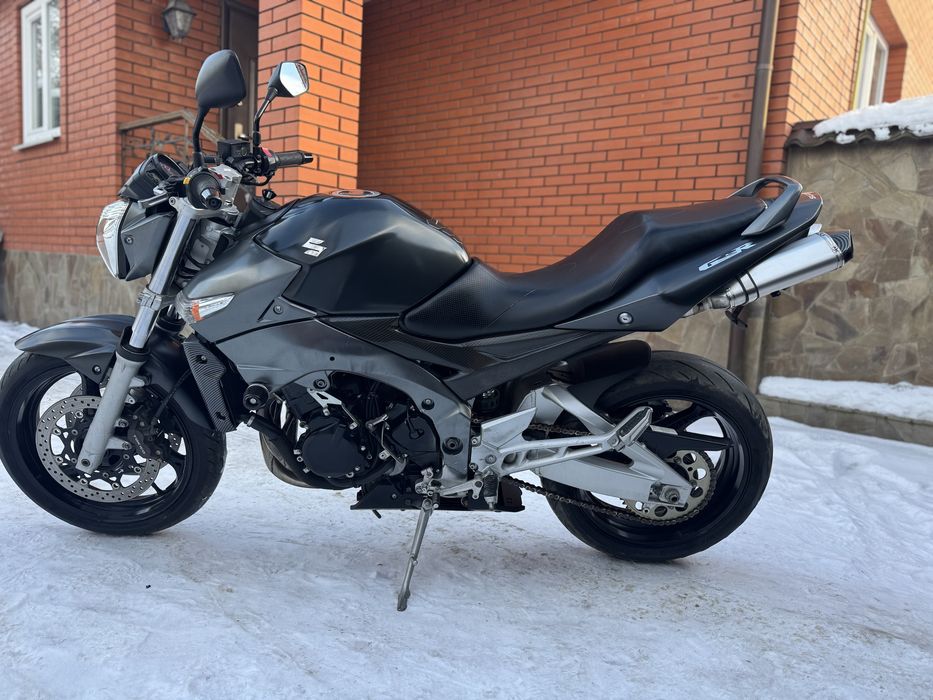 Японський мотоцикл Сузуки Suzuki GSR400 з Японіі