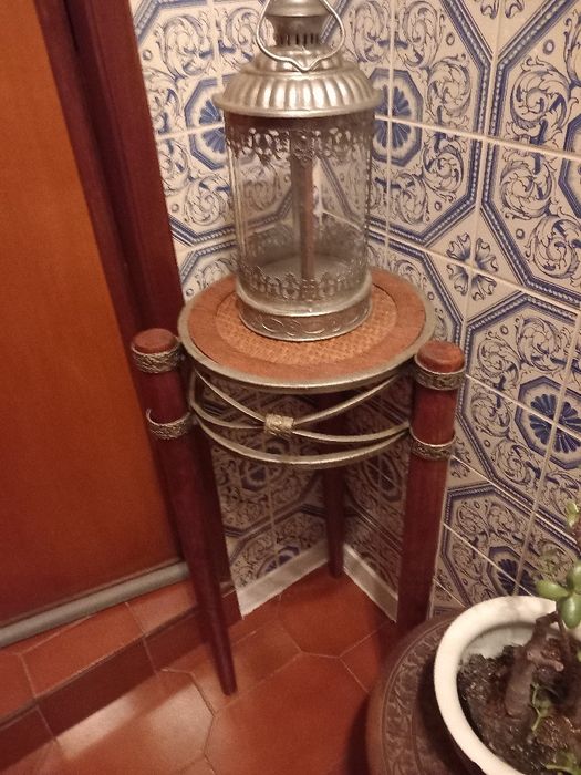 Coluna decorativa em madeira e metal