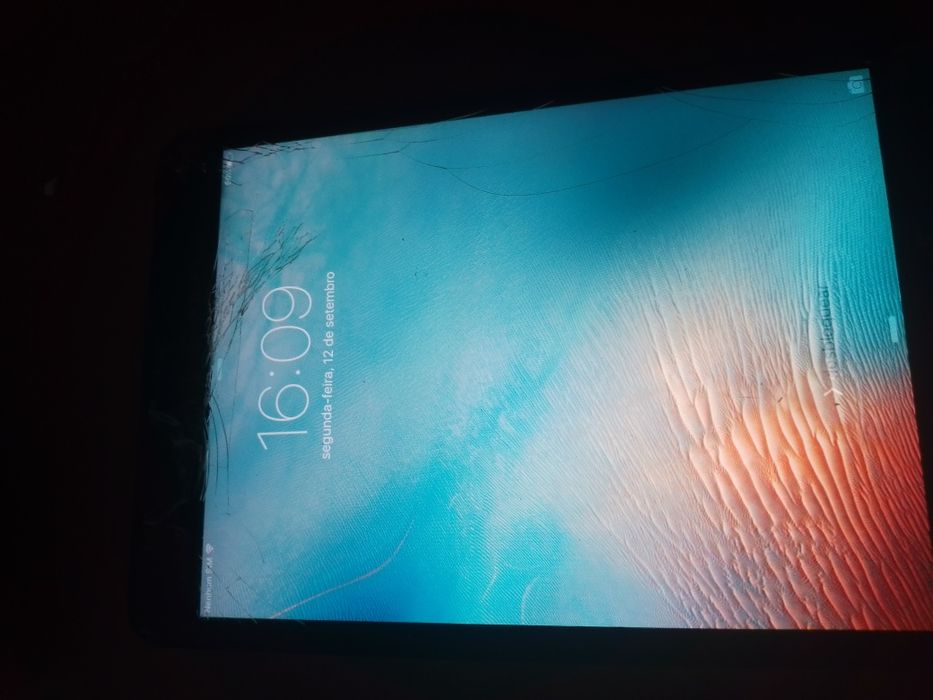 Ipad usado ecrã estalado mas tudo fonciona tá nas fotos