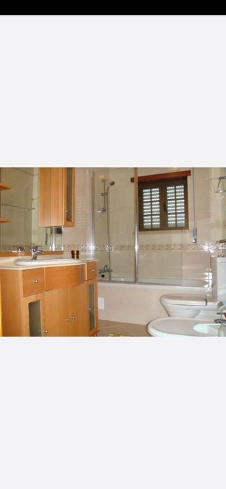 Casa tranquila com jardim perto das praias e com vista para o mar