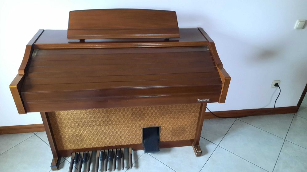 Orgão antigo avariado a necessitar de restauro