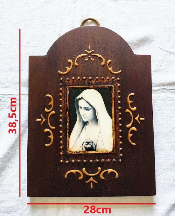 Quadro religioso em madeira com imagem em cartão de Nossa Senhora