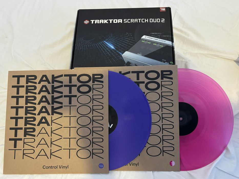 Traktor Scratch Duo 2 (Audio A6) completo + Dois vinis de controlo nova geração Purple e Neon Pink