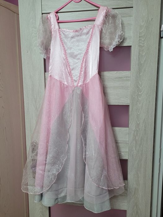 Sukienka księżniczki plus akcesoria 134,140