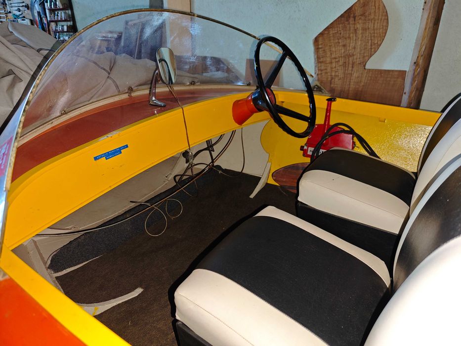 vendo barco de madeira, muito bem construído pelo próprio dono, com motor "mercury" de 35 cv e atrelado.