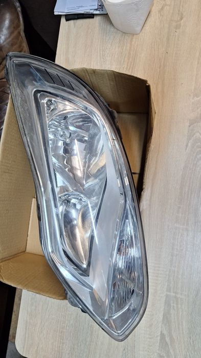 Lamp przednia lewa Forda Focusa mk3