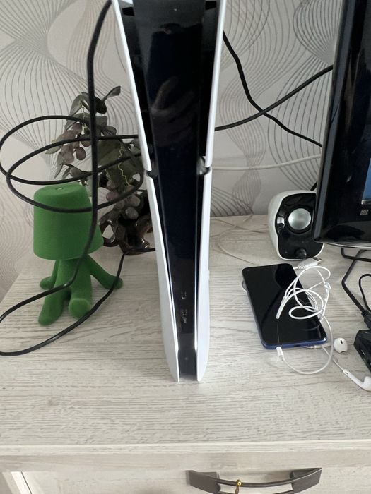 PlayStation 5 Slim Digital Edition 1TB+2 геймпада. Ідеальний стан