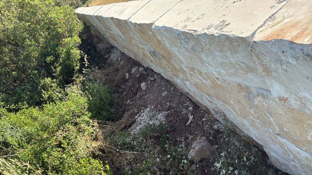 Muros em blocos de  pedra[muralhas]